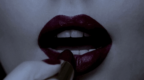 makeupbyazadig-automne-raisons-aimer-automne-en-gif-troyes-blogueuse-troyenne-dijon-fall-love-giphy-dark-lipstick-purple