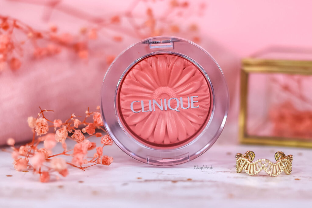 Découvrez les blushs « Cheek Pop » de Clinique à travers la teinte « Ginger Pop ». Ce sont des blushs en forme de fleur, certainement les plus beaux blushs qu’il faut avoir chez soi. Pour un résultat très naturel et un effet teint frais ! Bonne découverte ♡. CHEEK POP « GINGER POP » DE CLINIQUE Clinique est une marque que j’aimerais connaître davantage, plusieurs produits me tentent énormément ! J’ai craqué il y a peu de temps pour un blush, de la collection « Cheek Pop« , en teinte « Ginger Pop » un très joli corail pour l’été ! Clinique possède une gamme de soin mais également une gamme de maquillage. « Première marque au monde créée par des dermatologues, Clinique propose des produits simples, efficaces et sûrs pour des résultats visibles sur votre peau. Sans parabènes, sans phtalates, sans parfum, les formules sont conçues pour garantir un résultat maximal sans irritation. » sephora.fr PACKAGING : Ah lala ! Si vous saviez depuis le temps je rêvais d’avoir un de leurs blushs en forme de fleur ! Je les trouve magnifiques ! Il s’agit d’un écrin en plastique solide mais très qualitatif, complètement transparent pour le plaisir de nos yeux car cela permet de voir cette jolie fleur. C’est un packaging épuré et chic ! Ce blush a une contenance de 3,5 gr. LES COULEURS : Clinique nous propose 4 blushs sur le site de Sephora : « Ginger pop (corail doux) » – « Peach pop (corail plus vibrant) » – « Berry pop (rose fuchsia) » – « Plum pop (rose violet). J’aimerais bien qu’il y ait d’autres couleurs tellement que j’aime cette gamme de blush. GINGER POP Cette référence est vraiment magnifique, il s’agit d’un corail avec de légers reflets lumineux. Elle donne aux joues une couleur naturelle tout en offrant un résultat soyeux. LE FINI & LA TEXTURE : Il s’agit d’un blush à la texture poudre et un fini légèrement nacré. L’APPLICATION : Je l’applique avec mon pinceau de chez Sephora, un spécial blush que j’ai depuis des années et qui est très bien et il ne perd pas de poils. Il s’applique très bien, mais il faut savoir que la pigmentation est modulable et c’est un avantage, car ça donne un effet naturel sur notre peau ! Mais attention car il y a une très bonne pigmentation, ayez la main légère ahah ! SWATCH : COMBIEN COÛTE-IL ? : Ce blush coûte 27€ chez Sephora et 25€50 chez Clinique. OÙ ACHETER CE PRODUIT ? : On le trouve sur le site de Clinique (lien) et chez Sephora (lien). JE LE VEUX MON AVIS : Les blushs « Cheek Pop » de CLINIQUE. En forme de fleur !